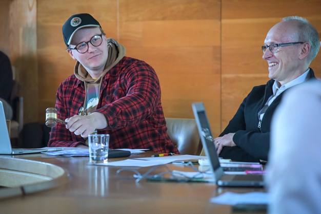 Albert Telon och Jan Höglund på förra årsmötet. Albert slår med ordförandeklubban