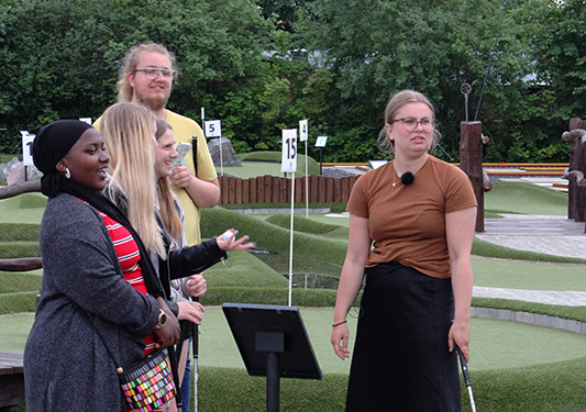 Medlemmar som spelar minigolf